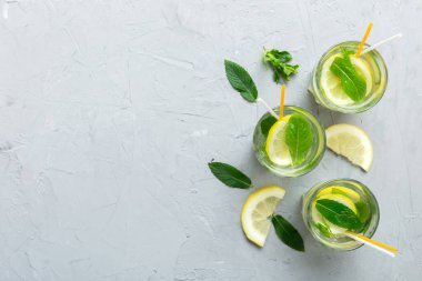 Caipirinha, Mojito kokteyli, limonlu votka veya soda, masa arkasında nane ve saman. Naneli, limonlu, cam manzaralı, ferahlatıcı bir içecek..