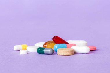 Bir çok farklı renkli ilaç ve hapların bakış açısı farklı. Renkli arkaplanda bir sürü hap.