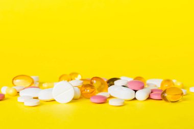 Bir çok farklı renkli ilaç ve hapların bakış açısı farklı. Renkli arkaplanda bir sürü hap.