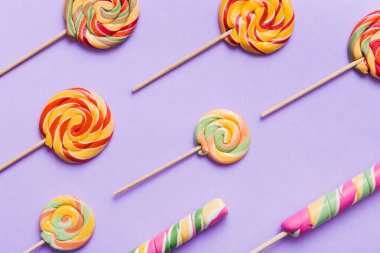 Renkli arka planda renkli lolipoplar. Yaz kavramı. Parti Mutlu Yıllar ya da Minimalist Kavram.