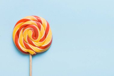 Renkli arka planda renkli lolipoplar. Yaz kavramı. Parti Mutlu Yıllar ya da Minimalist Kavram.