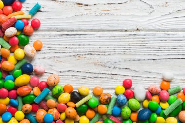 Renkli arka planda karışık renkli şeker koleksiyonu. Düz yerde, üst tarafta. Renkli çikolata kaplı şeker çerçevesi.
