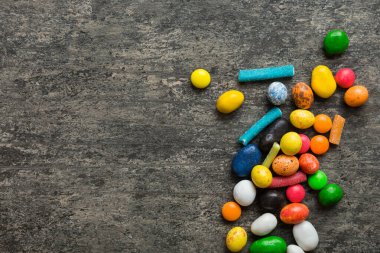 Renkli arka planda karışık renkli şeker koleksiyonu. Düz yerde, üst tarafta. Renkli çikolata kaplı şeker çerçevesi.