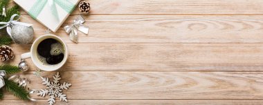 Seramik bir fincanda nefis bir sabah kahvesi içinde küçük hediyeler, süsler ve xmas oyuncakları. Bir fincan kahve ve yeni yıl oyuncakları..