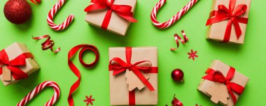 Renkli kurdeleli Noel Kraft hediye kutusu. Samimi Noel natürmortu, doğum günü ya da yeni yıl.