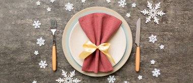 Noel süsleri, tabaklar, inekler, çatallar ve kaşıklarla Noel sofrası. Noel tatili geçmişi. Üst görünüm.