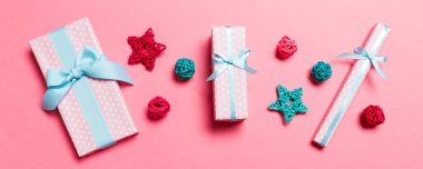 Pembe arka plandaki Noel süslerinin en üst görüntüsü. Fotokopi alanı olan yeni yıl tatili kavramı.