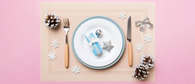 Kırsal dekorasyonlu ve mutfak aletli bir Noel yemeği. Yukarıdan görüntüle.