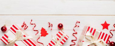 Renkli kağıda sarılı ve renkli arka planda konfetiyle süslenmiş hediye kutularıyla tatil dairesi yatıyordu. Noel, Doğum günü, Sevgililer Günü ve satış konsepti, üst manzara.
