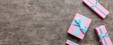 Masada renkli kağıtlarla süslenmiş bir sürü Noel hediyesi kutusu var. Birçok hediye var..