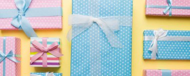 Masada renkli kağıtlarla süslenmiş bir sürü Noel hediyesi kutusu var. Birçok hediye var..