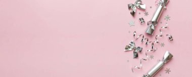 Renkli arka planda parlak konfetileri olan Noel krakerleri, üst görünüm, boşluk kopyala.