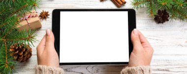Tablet, perspektif görünüm tutan el. Kış tatil satış arka plan. Noel online alışveriş.