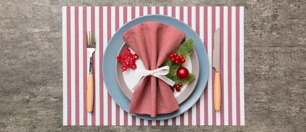 Kırsal dekorasyonlu ve mutfak aletli bir Noel yemeği. Yukarıdan görüntüle.