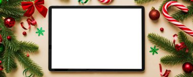 Yeni yıl dekorasyonu ve şenlik dekorasyonlarından oluşan boş Noel arkaplanının en üst görüntüsü. Yeni yıl tatili konsepti. Model.