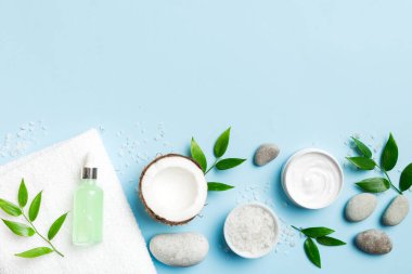 Hindistan cevizi yağı dolu kavanozlar ve renkli arka planda kozmetik kremi. Üst Manzara. Metnin için boş yer. Doğal spa Hindistan cevizi kozmetik ve organik tedavi konsepti Hindistan cevizi spa bileşimi.