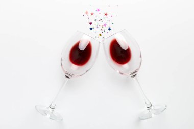 Şarap tadımında bir sürü kırmızı şarap. Renkli arka planda kırmızı şarap kavramı. Üst görünüm, düz dizayn.