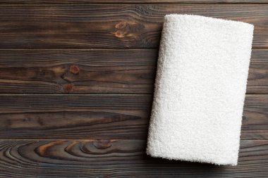 Renkli arkaplanda kopyalama alanı olan beyaz havluların üst görünümü.