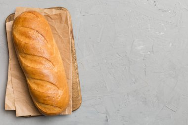 Kırsal masa manzaralı peçeteli taze pişmiş ekmek. Sağlıklı beyaz ekmek izole edilmiş..