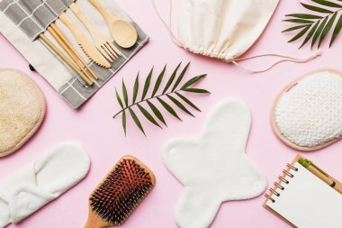 Sıfır atık. Çevre dostu günlük aksesuarlar. en üstteki görünüm.