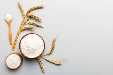 Tahta kasede buğday unu ve renkli arka planda buğday dikenleri. dünya buğday krizi.