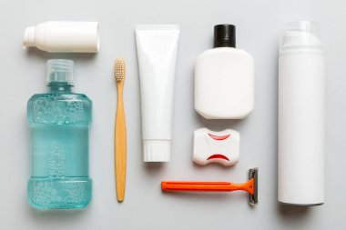 Banyo ürünleri için model düz yatak, spa jileti, diş macunu, sabun, jöle ve diğer çeşitli aksesuarlar. Cilt sağlığı için kozmetik. Logonuz için Bath Mockup.