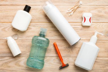 Banyo ürünleri için model düz yatak, spa jileti, diş macunu, sabun, jöle ve diğer çeşitli aksesuarlar. Cilt sağlığı için kozmetik. Logonuz için Bath Mockup.