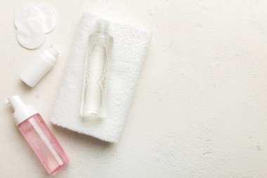 Kozmetikleri çıkarmak ve renkli arkaplandaki deriyi temizlemek için Micellar suyu ve diskleri temizler. Üst görünümü kopyala.