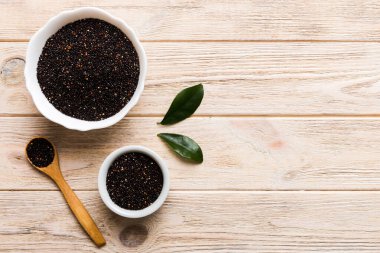 Kase içinde kinoa tohumu ve renkli arka planda kaşık. Küçük kasede sağlıklı kinwa. Sağlıklı süper yiyecekler.