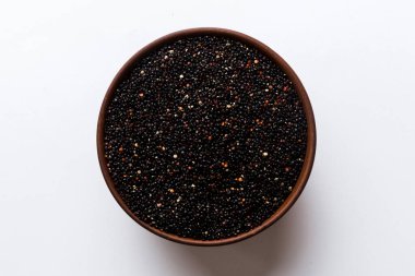 Renkli arkaplanda kinoa tohumları var. Küçük kasede sağlıklı kinwa. Sağlıklı süper yiyecekler.