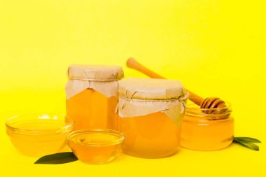 Renkli arkaplan görünümünde yapraklı bal ve bal kaplamalı bal metin ile üst görünüm.