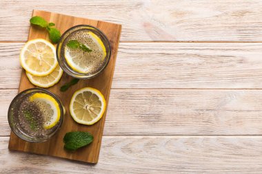 Sağlıklı kahvaltı ya da sabah Chia tohumlu limon ve nane arkaplanda, vejetaryen yiyecekler, diyet ve sağlık konsepti. Limonlu ve naneli Chia pudingi..