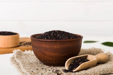 Kase içinde kinoa tohumu ve renkli arka planda kaşık. Küçük kasede sağlıklı kinwa. Sağlıklı süper yiyecekler.