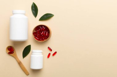 farklı ilaçlar ve ilaç şişesi sağlık hizmeti ve tıbbi destek hapları. Vitamin hapları. Masa arkasında renkli haplar olan bir şişe. Multivitaminler.