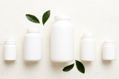 İlaçlar, ilaç şişesi, sağlık ve tıbbi destek. Vitamin hapları. Yeşil yapraklı vitaminler, doğal organik biyo takviyeler, fotokopi alanı..