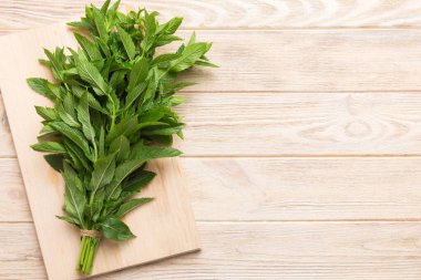 Renkli masada taze nane tomarı. Kopyalama alanı olan üst görünüm.