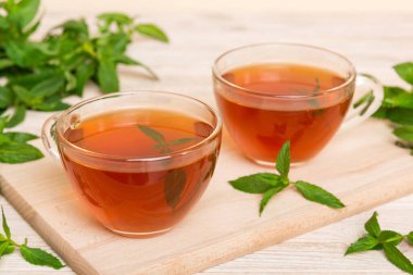 Arka planda bir fincan nane çayı. Fotokopi alanı ile taze nane görünümlü yeşil çay.