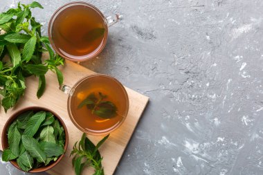 Arka planda bir fincan nane çayı. Fotokopi alanı ile taze nane görünümlü yeşil çay.