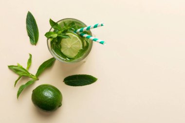 Caipirinha, Mojito kokteyli, limonlu votka veya soda, masa arkasında nane ve saman. Naneli, limonlu, cam manzaralı, ferahlatıcı bir içecek..