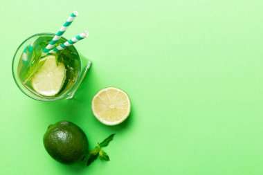 Caipirinha, Mojito kokteyli, limonlu votka veya soda, masa arkasında nane ve saman. Naneli, limonlu, cam manzaralı, ferahlatıcı bir içecek..