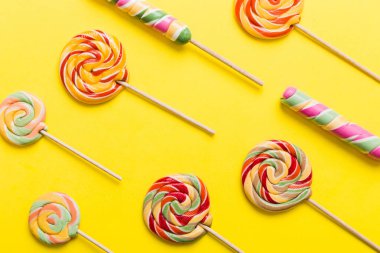 Renkli arka planda renkli lolipoplar. Yaz kavramı. Parti Mutlu Yıllar ya da Minimalist Kavram.