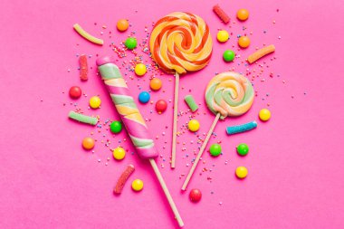 Lezzetli İştah açıcı Parti Aksesuarları Mutlu Yıllar Tatlı. Renkli arkaplanda farklı tipte şekerler, kopyalama alanı. Renkli doğum günü partisi geçmişi.