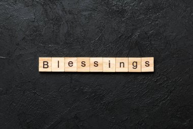 Tahta blokta yazılmış kutsal bir söz. Çimento sehpasında yazılar, Top view konseptin için..