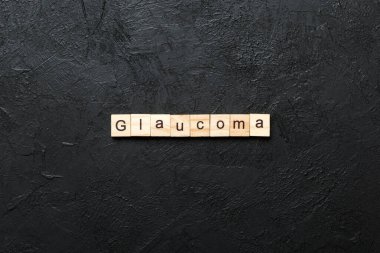 Tahta bloğa yazılmış bir kelime. Çimento sehpası üzerinde GLAUCOMA metin desing için, konsept.