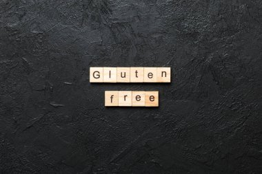 Tahta blokta yazan glütensiz kelime. Masada glüten içermeyen metin, konsept.