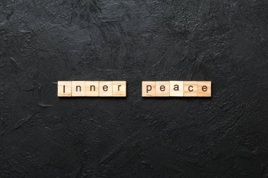 Ahşap blokta yazılı iç barış kelimesi. iç barış metni masa, konsept üzerinde.