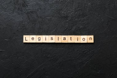 ahşap blok üzerinde yazılı mevzuat kelime. tablo, mevzuat metni kavramı.