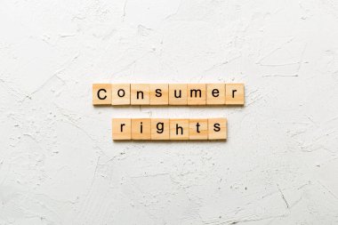 Tahta blokta yazan teselli hakkı sözcüğü. masadaki teselli hakları metni, konsept.