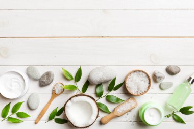 Hindistan cevizi yağı dolu kavanozlar ve renkli arka planda kozmetik kremi. Üst Manzara. Metnin için boş yer. Doğal spa Hindistan cevizi kozmetik ve organik tedavi konsepti Hindistan cevizi spa bileşimi.