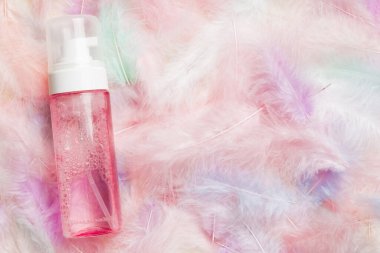 Spa kozmetik ürünleri, krem şişeleri, markalaşma modelleri, tüylü üst manzara. Düz yatıyordu.